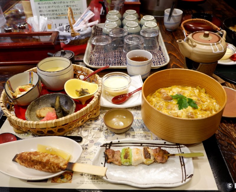 Akita Hinai-Ya (Odate), restaurant de spécialités d'Akita : brochette Kiritanpo, Oyakodon au poulet Hinai dans bento Magewappa