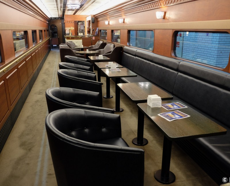 Salon dans la voiture du milieu du train Blue Symphony (Kintetsu)