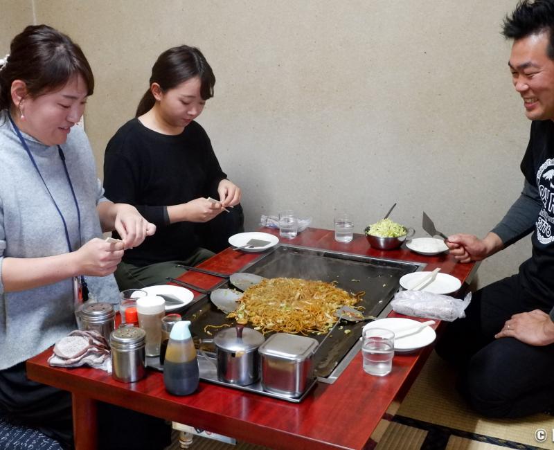 Table avec plaque de cuisson pour nouilles Yakisoba au restaurant Soba Jinenbou à Fujinomiya (Shizuoka) Table avec plaque de cuisson pour nouilles Yakisoba au restaurant Soba Jinenbou à Fujinomiya (Shizuoka)