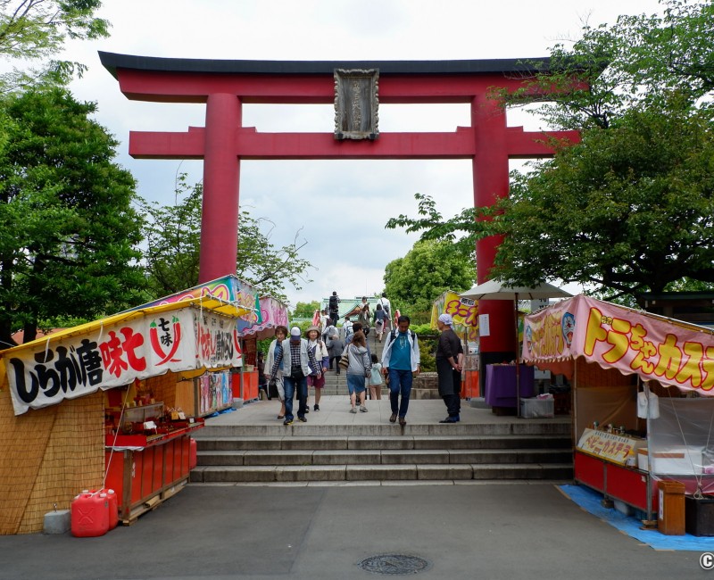 Stands de nourriture à l'entrée du sanctuaire Kameido Tenjin à Tokyo Stands de nourriture à l'entrée du sanctuaire Kameido Tenjin à Tokyo
