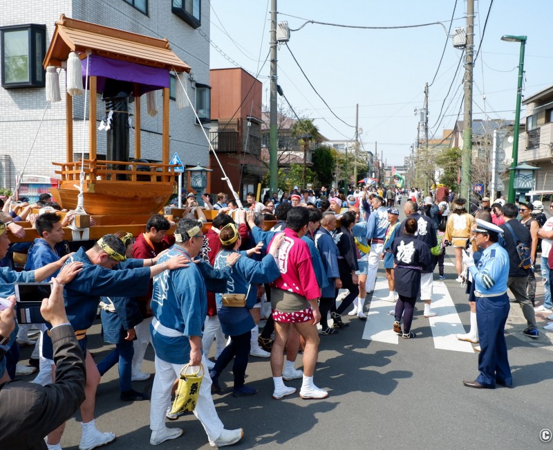 Kanamara Matsuri, Fune-mikoshi en procession 2 Kanamara Matsuri, Fune-mikoshi en procession 2