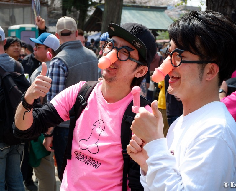 Kanamara Matsuri, Participants du festival s'amusant des spécialités locales Kanamara Matsuri, Participants du festival s'amusant des spécialités locales