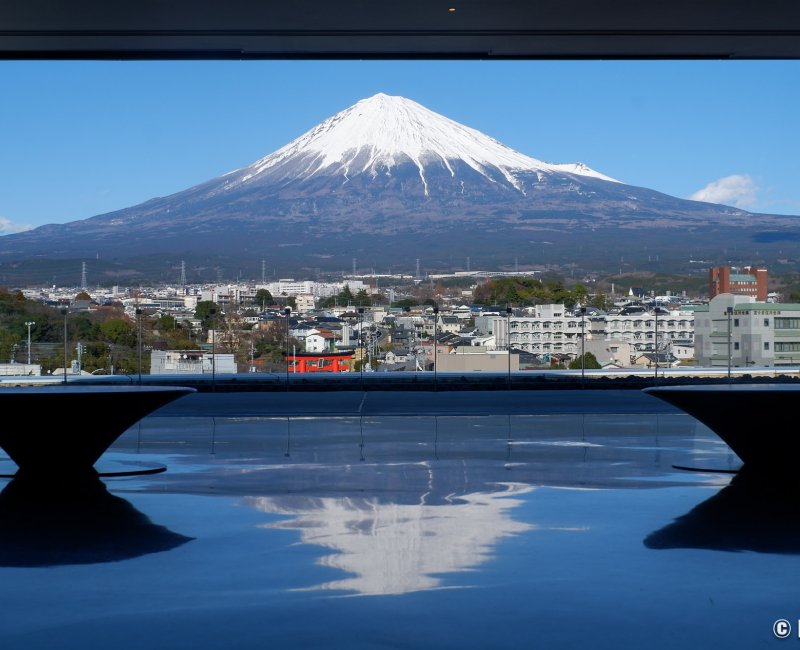 Mt. Fuji World Heritage Centre (Fujinomiya), vue sur le Mont Fuji et son reflet depuis le musée