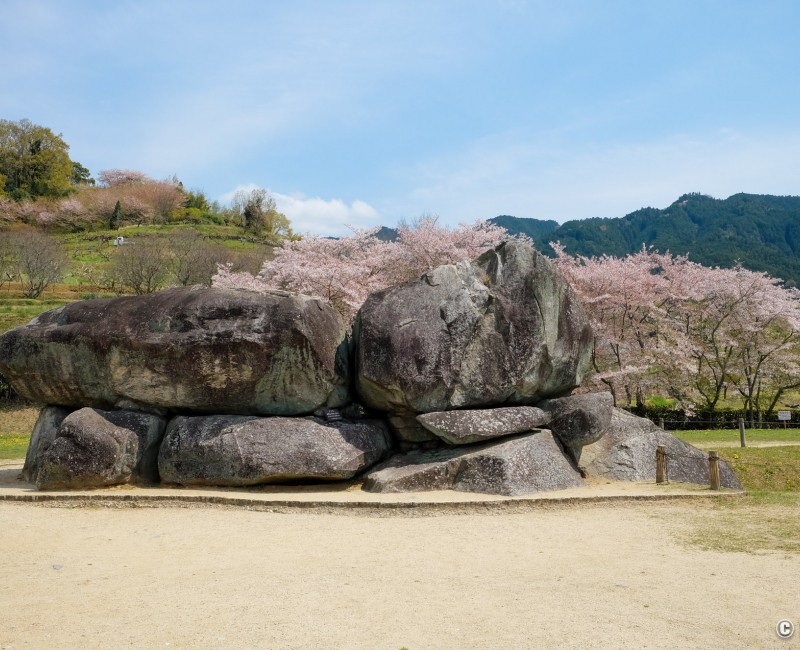Tombeau Kofun Ishibutai à Asuka au printemps (Nara)