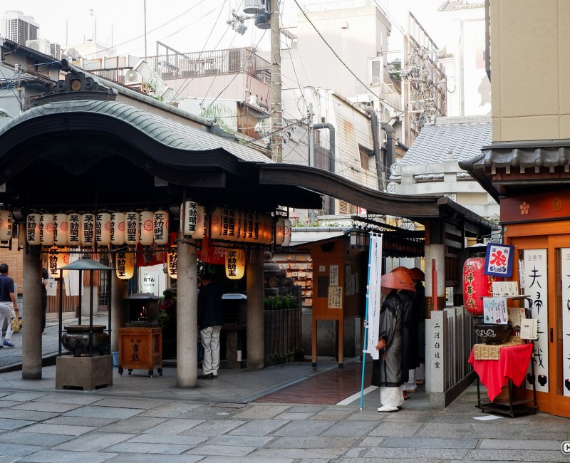 Vue du temple Hozen-ji et de ses moines à Hozen-ji Yokocho, Osaka Vue du temple Hozen-ji et de ses moines à Hozen-ji Yokocho, Osaka
