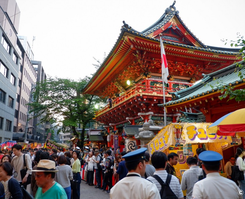 Kanda Matsuri, Ambiance près de la porte Zuishin-mon du sanctuaire Kanda Myojin Kanda Matsuri, Ambiance près de la porte Zuishin-mon du sanctuaire Kanda Myojin