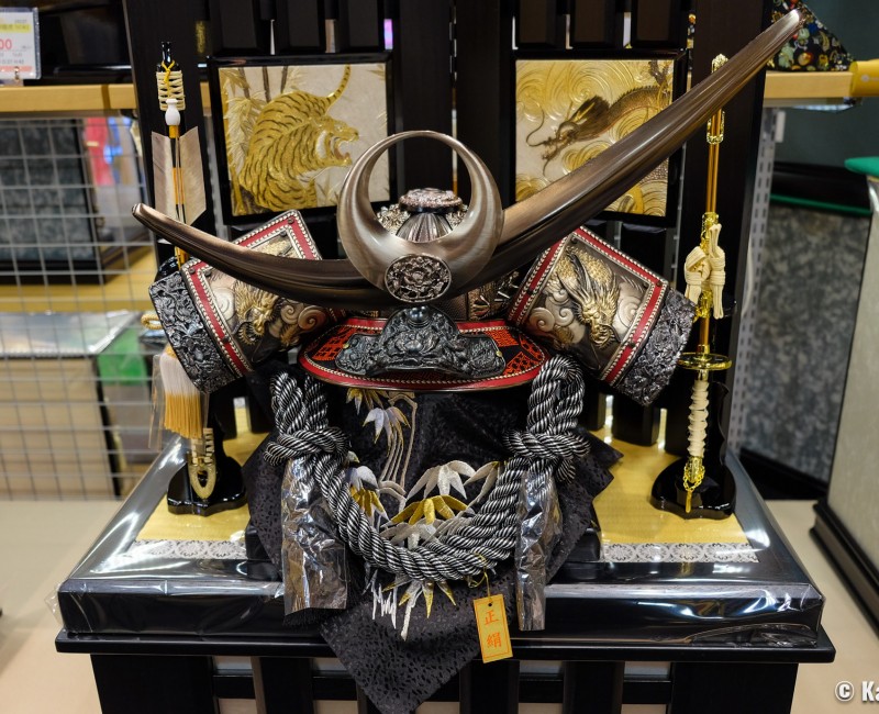 Kyuhodo (Osaka), miniature de casque de samouraï pour Kodomo no Hi.