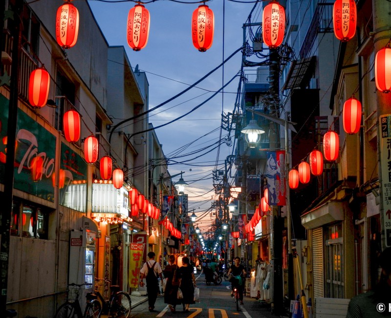 Quartier de Koenji à Tokyo, Rue éclairée par les lanternes de l'Awa-Odori