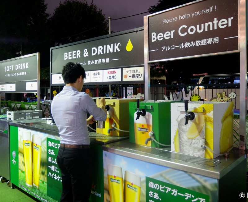 Forest Beer Garden à Tokyo, comptoir de tireuses à bière