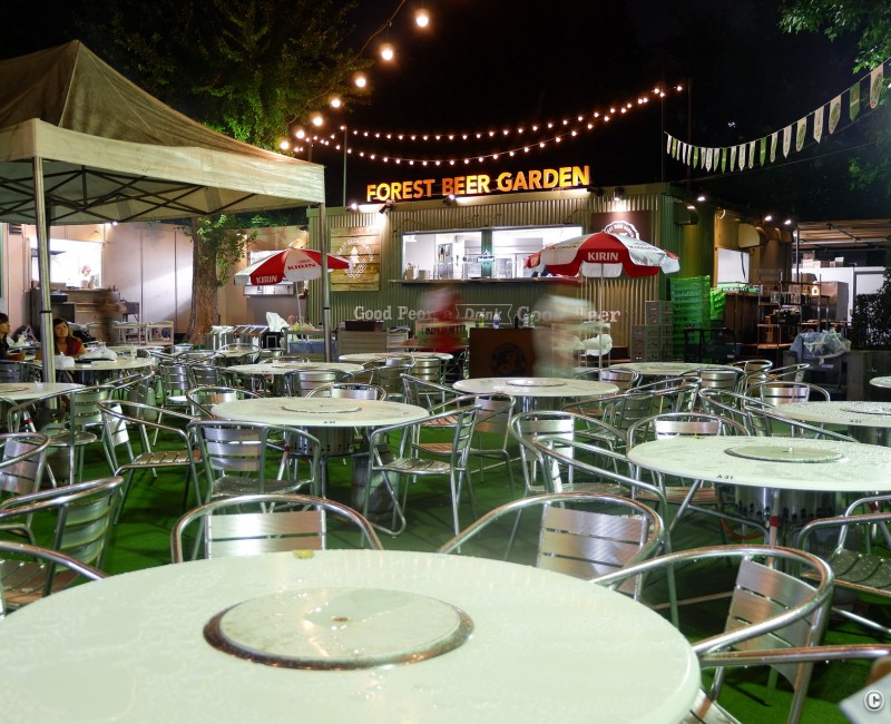 Forest Beer Garden à Tokyo, tables équipées de barbecue 