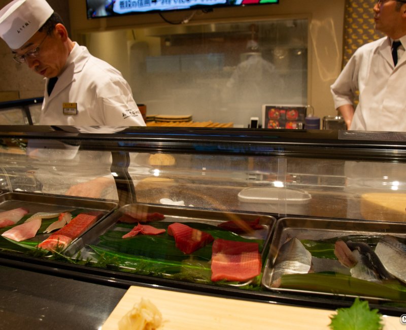 Restaurant sushi-ya dans l'aéroport de Haneda (Tokyo), comptoir à sushi avec chefs en cuisine