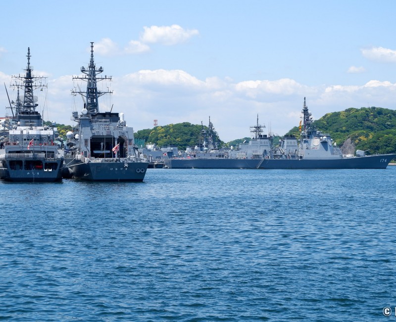 Yokosuka, vue sur les navires militaires depuis le parc Verny