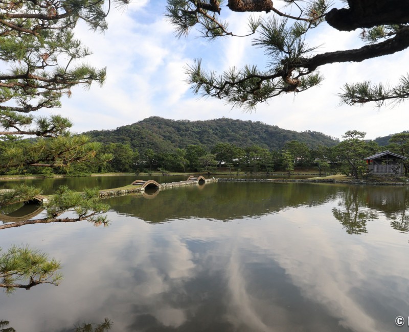 Jardin Yosui-en à Wakayama, Ponts Mitsubashi et sanctuaire
