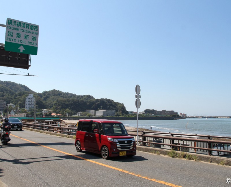 Zushi, route et plage principale