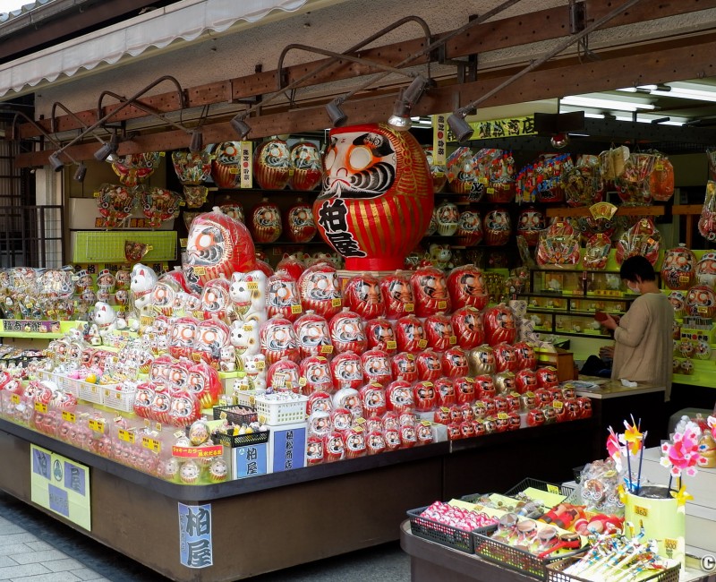Kawasaki (Kanagawa), Vente de poupées Daruma devant le temple Kawasaki Daishi