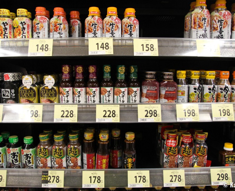 Rayon de sauces toutes prêtes teriyaki, tare et spécial steak au supermarché japonais Rayon de sauces toutes prêtes teriyaki, tare et spécial steak au supermarché japonais