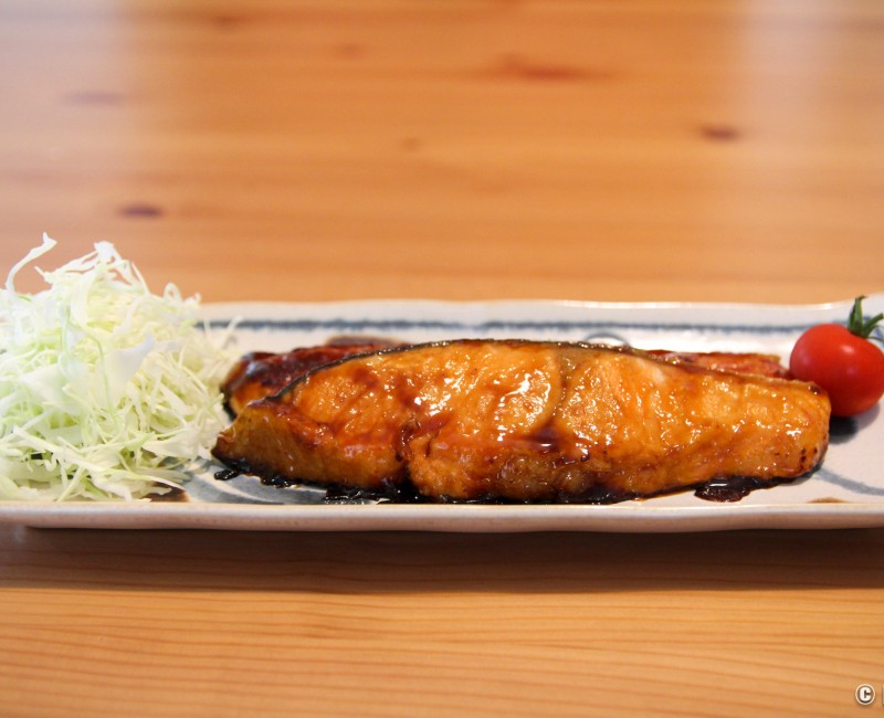 Assiette de saumon cuisiné en teriyaki Assiette de saumon cuisiné en teriyaki