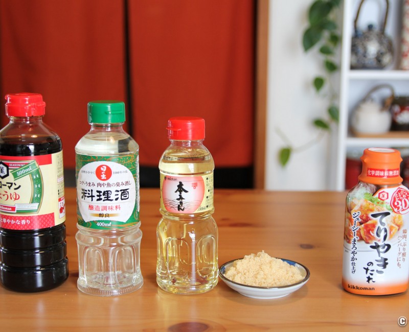 Ingrédients pour la marinade teriyaki : sauce soja, saké de cuisine, mirin et sucre ou la sauce prête à l'emploi Ingrédients pour la marinade teriyaki : sauce soja, saké de cuisine, mirin et sucre ou la sauce prête à l'emploi