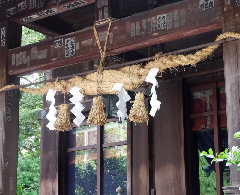 Odawara, corde shimenawa du pavillon principal du sanctuaire Hotoku Ninomiya Odawara, corde shimenawa du pavillon principal du sanctuaire Hotoku Ninomiya
