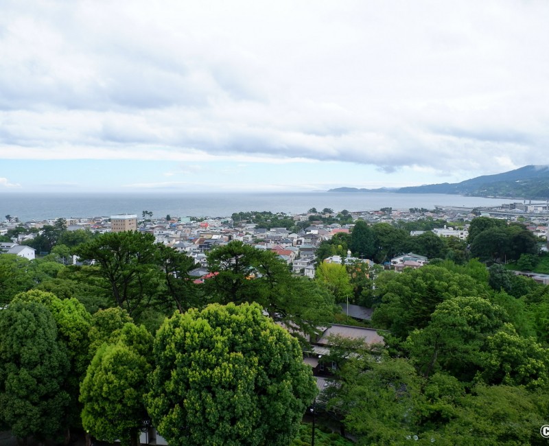 Odawara, vue sur la baie de Sagami depuis l'observatoire du donjon Odawara, vue sur la baie de Sagami depuis l'observatoire du donjon