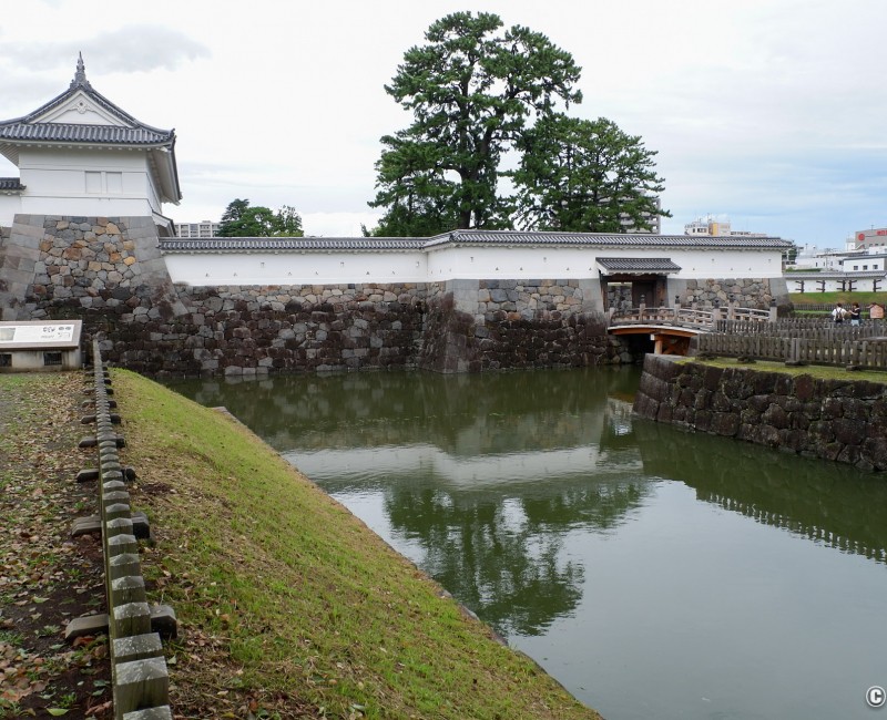 Odawara, vue sur le pont Sumiyoshi à l'entrée du parc du château Odawara, vue sur le pont Sumiyoshi à l'entrée du parc du château