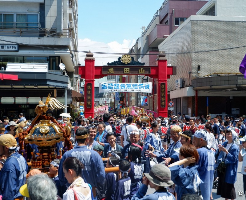 Fukagawa Hachiman Matsuri, foule de participants devant l'entrée du Naritasan Fukagawa Fudodo Fukagawa Hachiman Matsuri, foule de participants devant l'entrée du Naritasan Fukagawa Fudodo