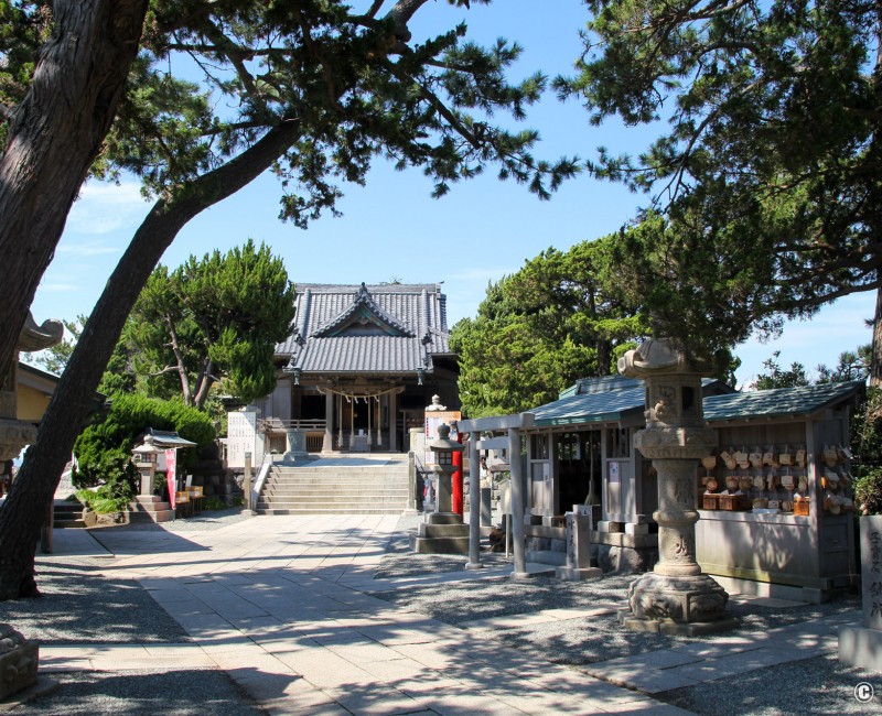 Hayama, vue sur le pavillon principal du sanctuaire Morito-daimyojin Hayama, vue sur le pavillon principal du sanctuaire Morito-daimyojin