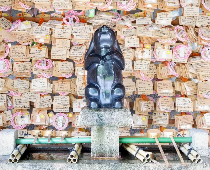 Higashi-Tenno Okazaki-jinja, plaquettes votives ema et statue de lapin noir Kosazuke Usagi 2