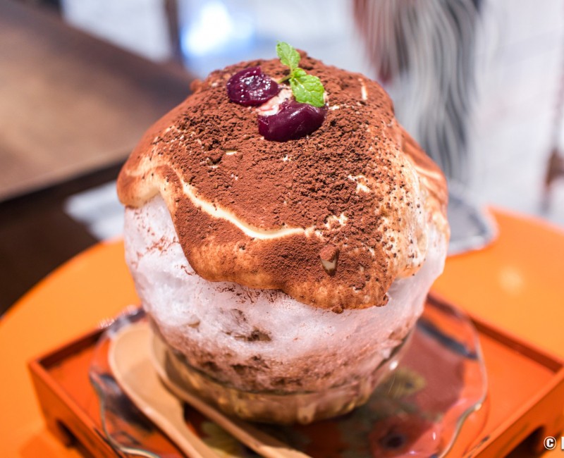 Kakigori au tiramisu au salon de thé Tea and Sake room "Tasuki" (お茶と酒 たすき) à Gion (Kyoto) Kakigori au tiramisu au salon de thé Tea and Sake room "Tasuki" (お茶と酒 たすき) à Gion (Kyoto)