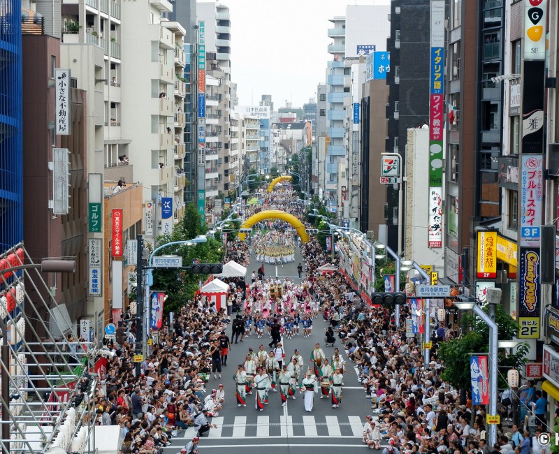 Koenji Awa-Odori, vue sur le festival de danse depuis la gare Koenji Awa-Odori, vue sur le festival de danse depuis la gare