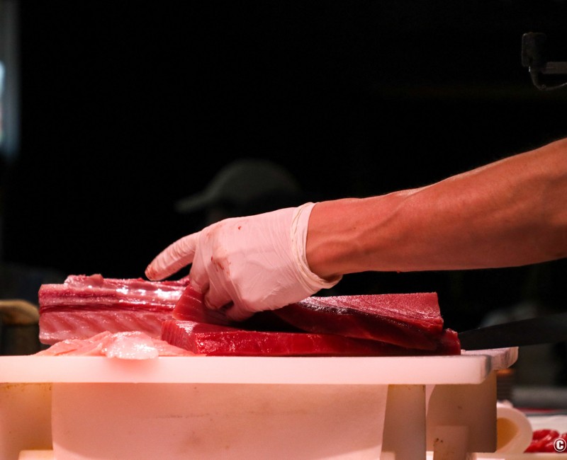 Marché Kuroshio à Marina City (Wakayama), découpe de thon rouge