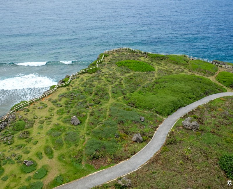 Cap Higashi-Hennazaki (Miyako-jima), vue du phare sur le sentier pédestre à la pointe sud-est de l'île