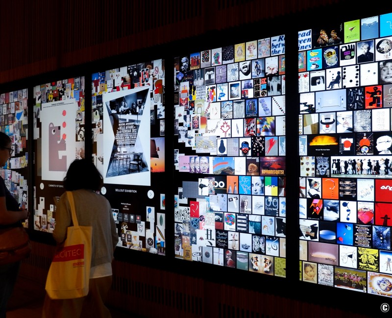 Musée d'Art et de Design de la préfecture de Toyama, écrans tactiles de consultation des affiches