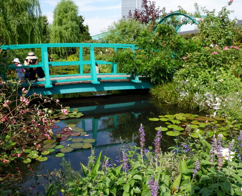 Seibu Ikebukuro Honten, jardin aux nymphéas sur la terrasse du 9e étage 2 Seibu Ikebukuro Honten, jardin aux nymphéas sur la terrasse du 9e étage 2