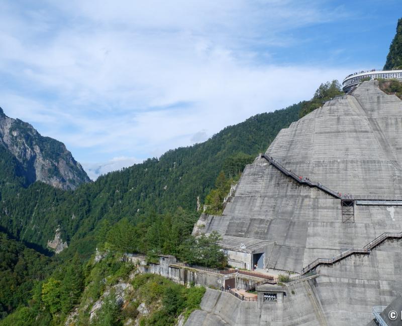 Barrage de Kurobe, escaliers extérieurs pour accéder aux observatoires Barrage de Kurobe, escaliers extérieurs pour accéder aux observatoires