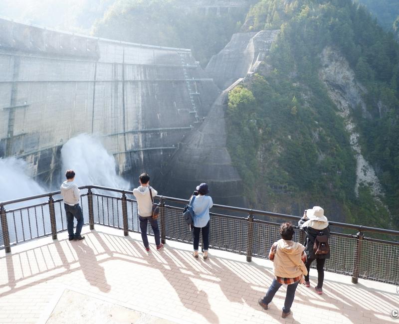 Barrage de Kurobe, terrasse d'observation sur le lâcher d'eau Barrage de Kurobe, terrasse d'observation sur le lâcher d'eau