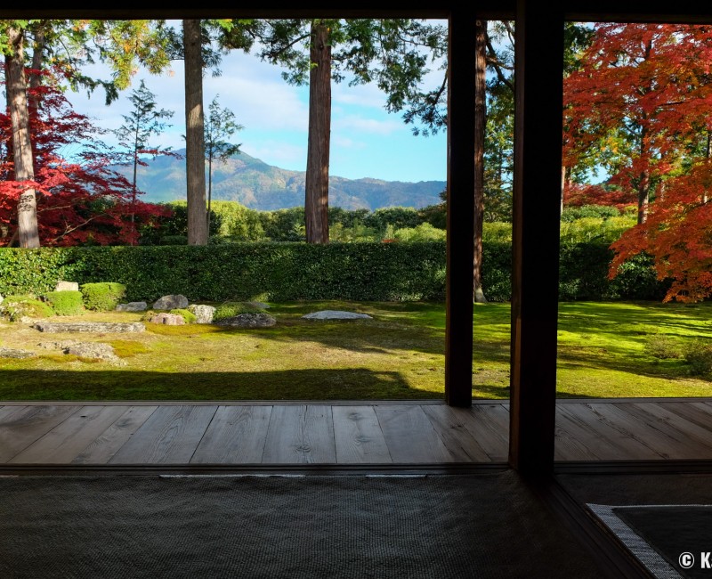 Entsu-ji (Kyoto), vue sur le jardin sec en automne avec le Mont Hiei en paysage emprunté  Entsu-ji (Kyoto), vue sur le jardin sec en automne avec le Mont Hiei en paysage emprunté