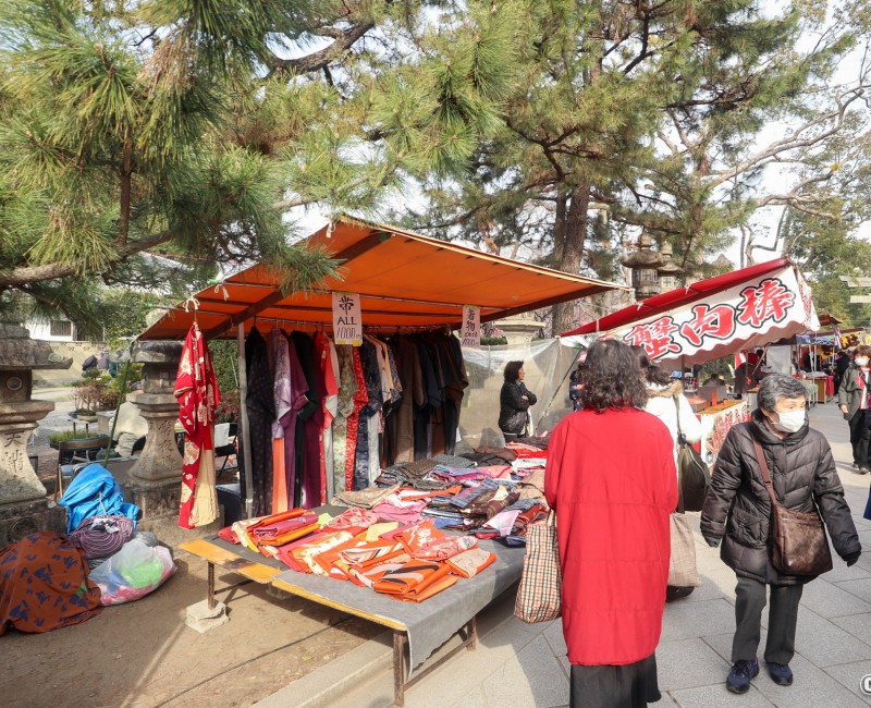 Stand de kimono d'occasion au marché aux puces du sanctuaire Kitano Tenmangu à Kyoto Stand de kimono d'occasion au marché aux puces du sanctuaire Kitano Tenmangu à Kyoto