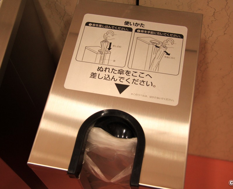 Parapluie au Japon, sac en plastique de protection pour parapluie mouillé