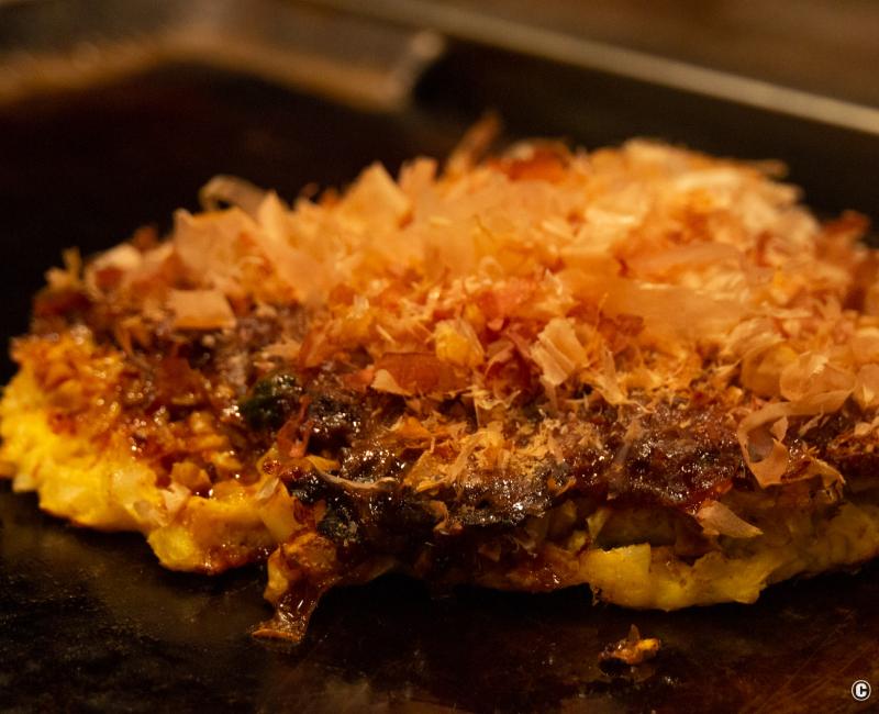 Hozenji San-pei, okonomiyaki d'Osaka sur plaque de cuisson Hozenji San-pei, okonomiyaki d'Osaka sur plaque de cuisson