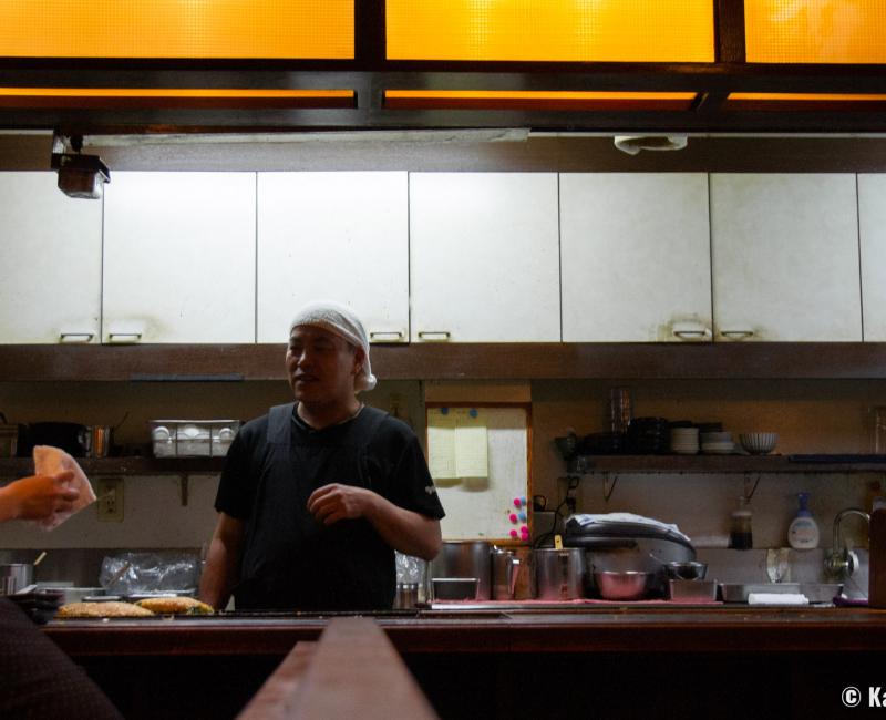 Hozenji San-pei (Osaka), comptoir avec l'un des chefs du restaurant Hozenji San-pei (Osaka), comptoir avec l'un des chefs du restaurant