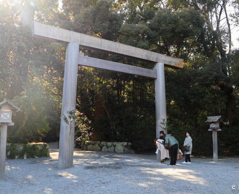 Ise-jingu (Ise), inclination devant la porte Torii avant de pénétrer dans le sanctuaire Ise-jingu (Ise), inclination devant la porte Torii avant de pénétrer dans le sanctuaire