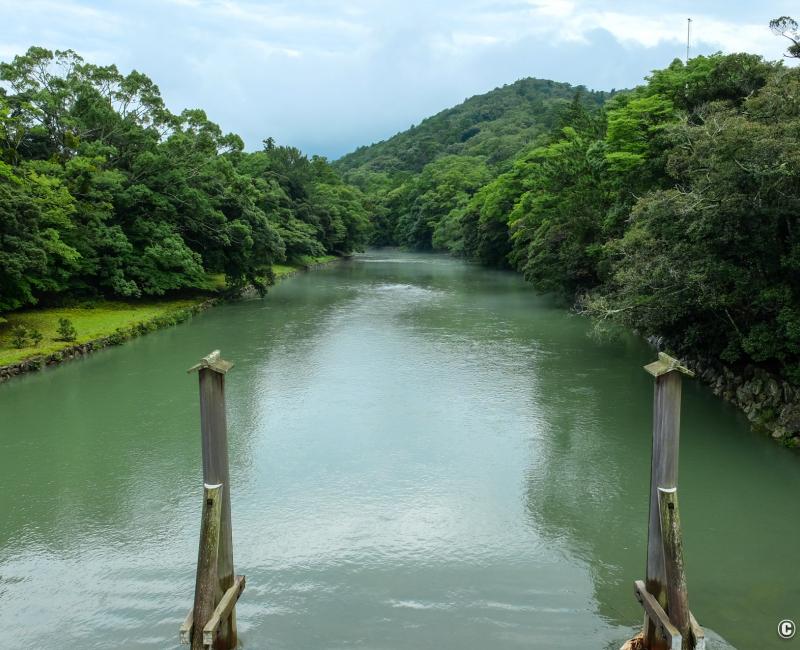 Ise Jingu, vue du pont Ujibashi sur la rivière Isuzu-gawa relative au couple Izanagi et Izanami Ise Jingu, vue du pont Ujibashi sur la rivière Isuzu-gawa relative au couple Izanagi et Izanami