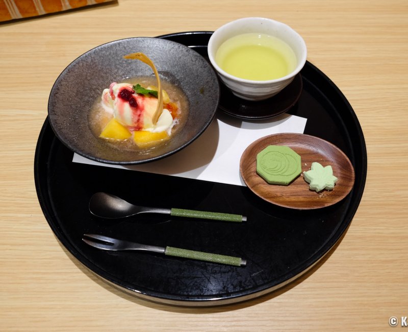 Ryokan Ise Shinsen (Mie), dessert japonais traditionnel accompagné d'un bol de thé vert