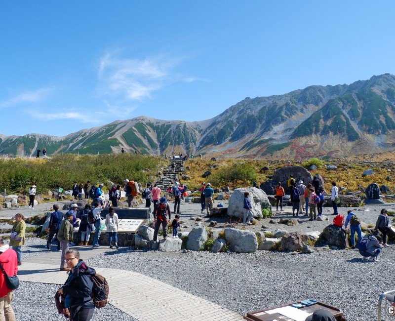 Murodo, randonneurs au terminal routier (gare de Murodo) Murodo, randonneurs au terminal routier (gare de Murodo)