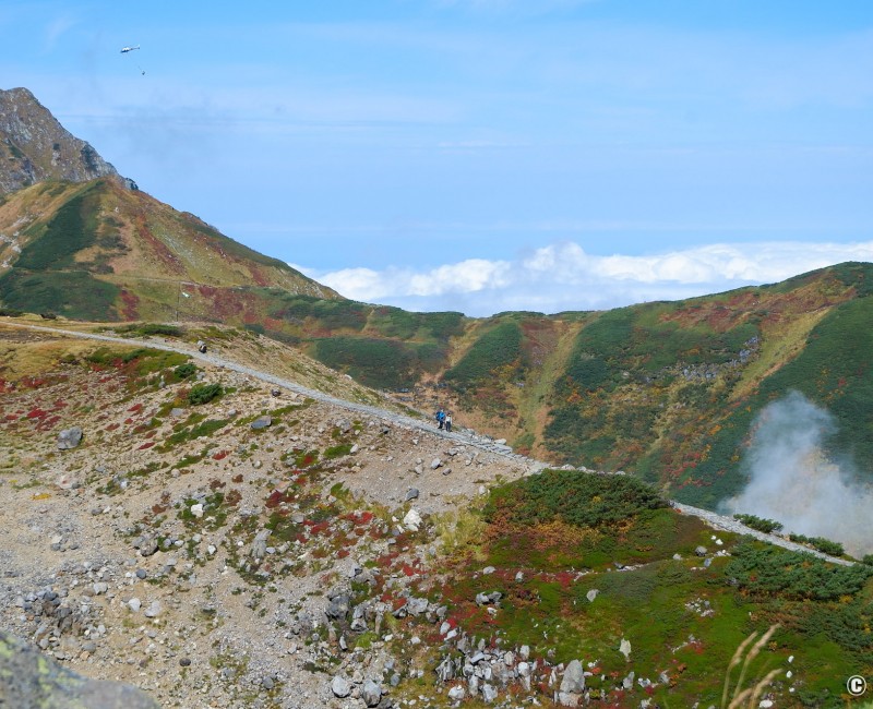 Murodo, randonnée sur le plateau entre les lacs de cratère volcanique Murodo, randonnée sur le plateau entre les lacs de cratère volcanique