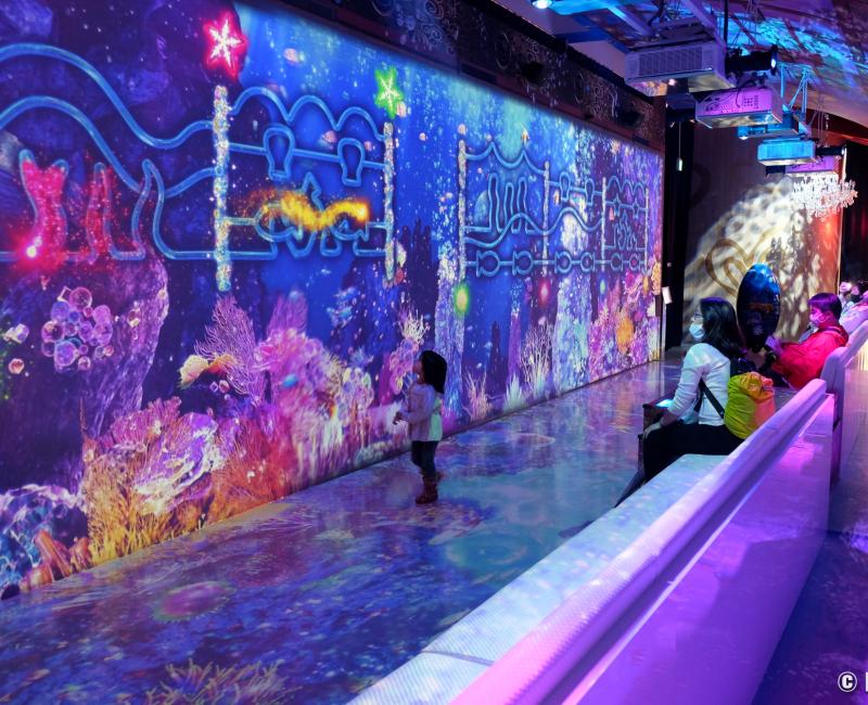 Hello Kitty Smile (Awaji), mur interactif de l'exposition digitale Otohime Dragon Palace Hello Kitty Smile (Awaji), mur interactif de l'exposition digitale Otohime Dragon Palace