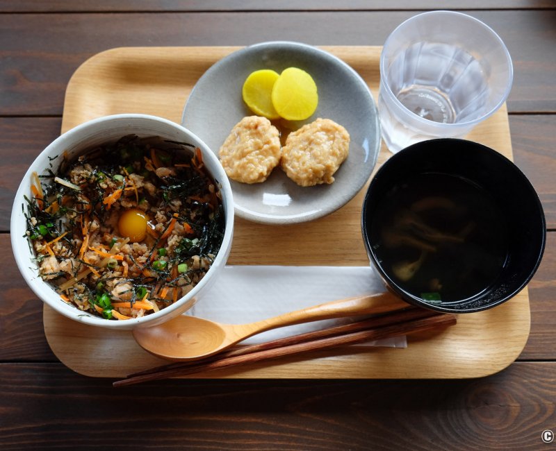 Menu Donburi Geta-don (riz et émincés de sole aux légumes) avec soupe miso Menu Donburi Geta-don (riz et émincés de sole aux légumes) avec soupe miso