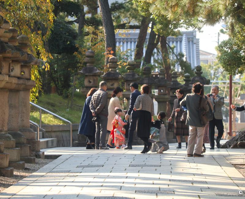 Sumiyoshi Taisha (Osaka), famille japonaise qui célèbre Shichi-Go-San en novembre 3