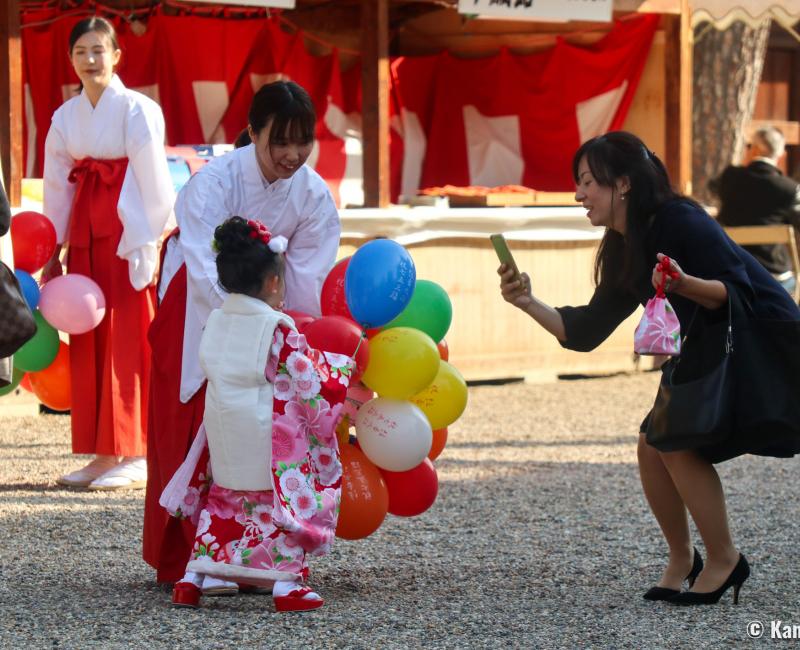 Sumiyoshi Taisha (Osaka), petite fille en kimono avec prêtresse miko pour Shichi-Go-San en novembre
